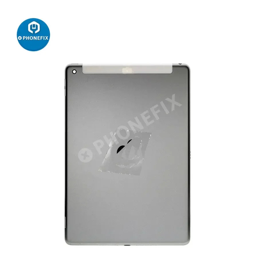 Remplacement de la coque arrière de l'iPad 7e génération 4G par PHONEFIX, montrant le nouveau panneau arrière en verre sur l'appareil.