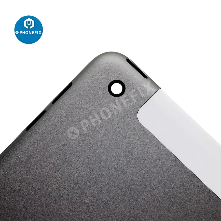 Remplacement de la coque arrière de l'iPad 7e génération 4G par une nouvelle vitre, conçue par PHONEFIX, montrant la vue arrière de l'appareil.