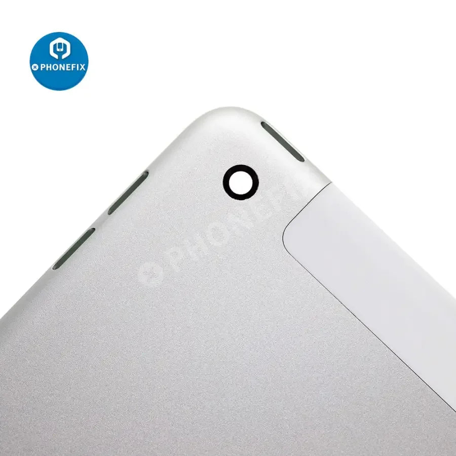 Remplacement de la coque arrière d'un iPad 7e génération 4G par une nouvelle vitre, montrant le panneau arrière réparé sur fond blanc.