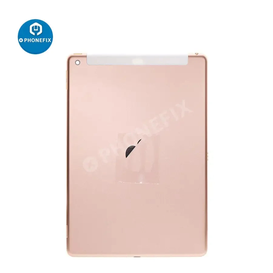 Remplacement de la coque arrière de l'iPad 7e génération 4G par PHONEFIX, avec un gros plan de la nouvelle vitre arrière.