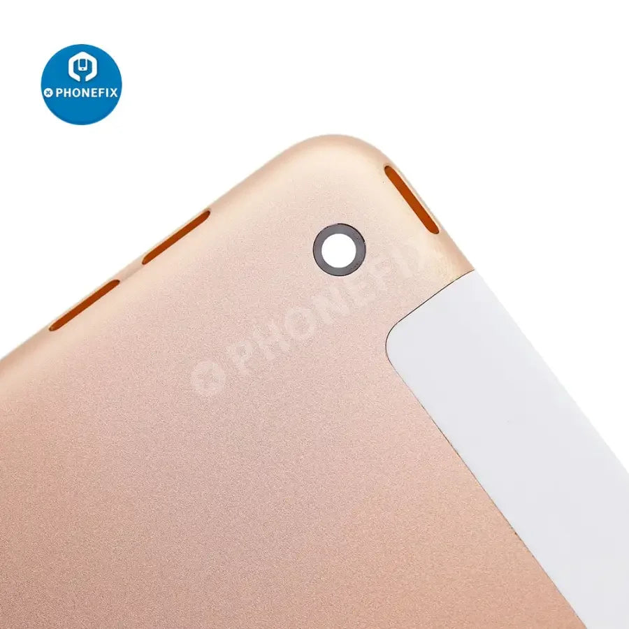 Remplacement de la coque arrière de l'iPad 7e génération 4G par une nouvelle vitre, montrant la vue arrière de l'appareil sur un fond uni.