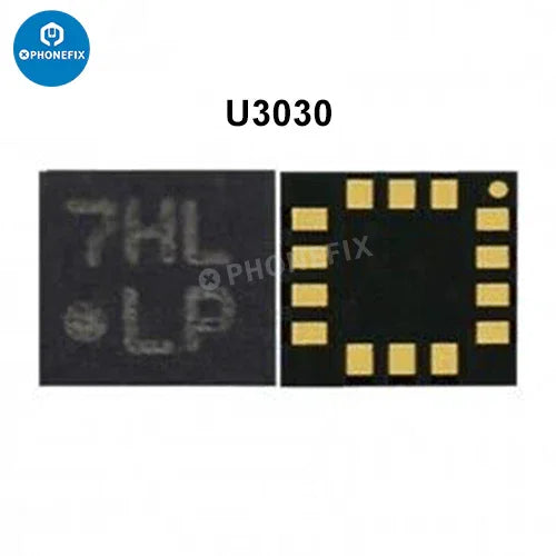 Gros plan sur un composant de puce de commande de vibreur gyroscopique PHONEFIX pour le remplacement d'un iPhone, montrant ses petits composants électroniques et ses circuits.