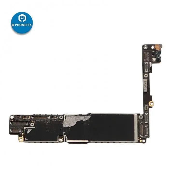 Composant de formation à la réparation de cartes mères d'iPhone endommagées, fourni par PHONEFIX, illustrant une carte mère endommagée pour la pratique des compétences.