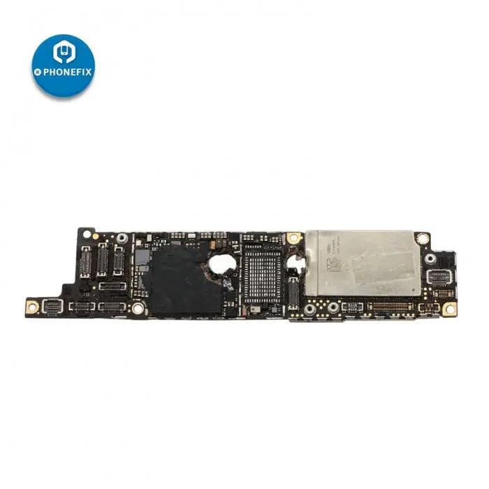 Composant de formation à la réparation de cartes mères d'iPhone endommagées, fourni par PHONEFIX, présentant une carte mère endommagée pour la pratique des compétences.