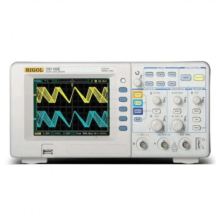 Oscilloscope numérique RIGOL DS1102E 100 MHz avec 2 voies analogiques, utilisé pour les tests et mesures de signaux électroniques.