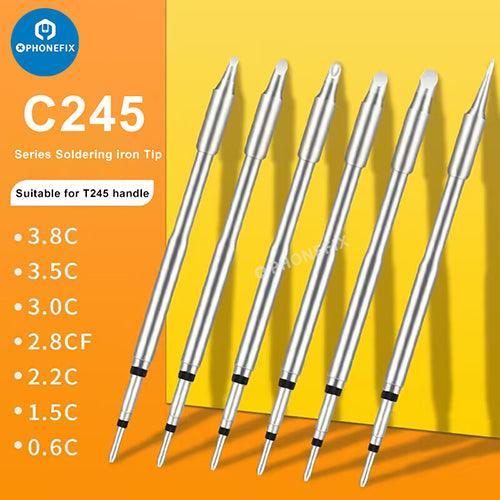Pointe de fer à souder JBC série C245 pour station de soudage JBC, présentée sur un établi avec des outils et des composants électroniques.