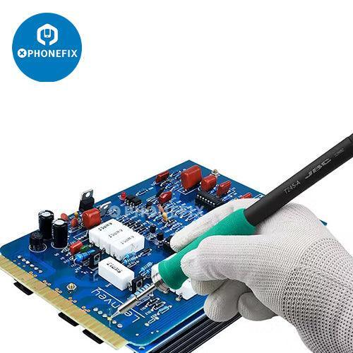 Pointe de fer à souder JBC série C245 pour station de soudage JBC, présentée sur un établi avec des outils et des composants électroniques.