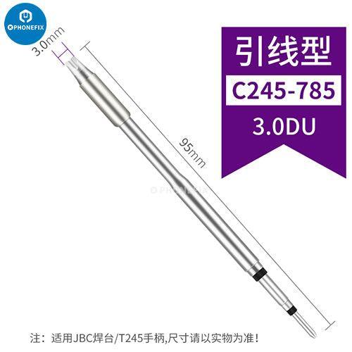 Pointe de fer à souder série JBC C245 pour stations de soudage JBC, présentée sur un établi avec des outils et des composants électroniques.