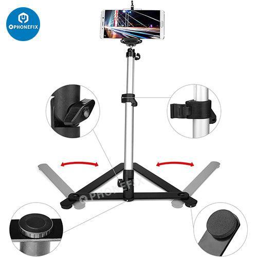 PHONEFIX : support vidéo et projecteur suspendus pour la réparation de téléphones, utilisés comme caméra de diffusion en direct pour les travaux de réparation détaillés.