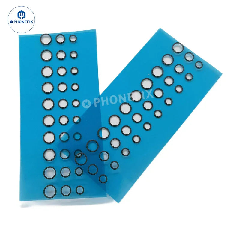Autocollant anti-poussière PhoneFIX pour caméra frontale de téléphones iPhone et Android, disponible en tailles 3 mm, 4 mm et 5 mm, présenté sur l'objectif de la caméra du téléphone.