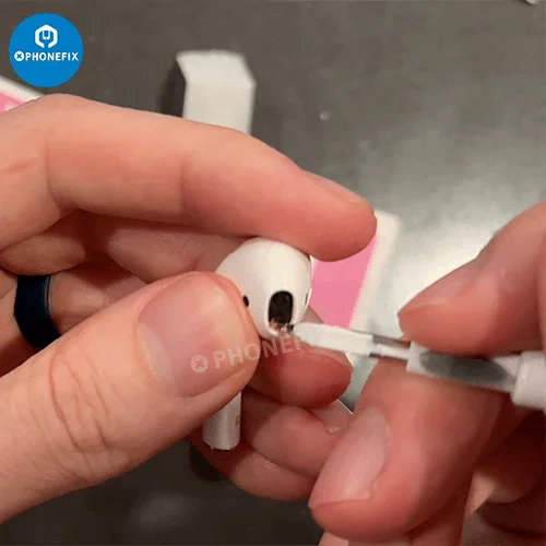 Stylo de nettoyage PHONEFIX avec brosse douce pour AirPods, téléphones et ordinateurs portables, permettant d'éliminer la poussière et la saleté des appareils électroniques.
