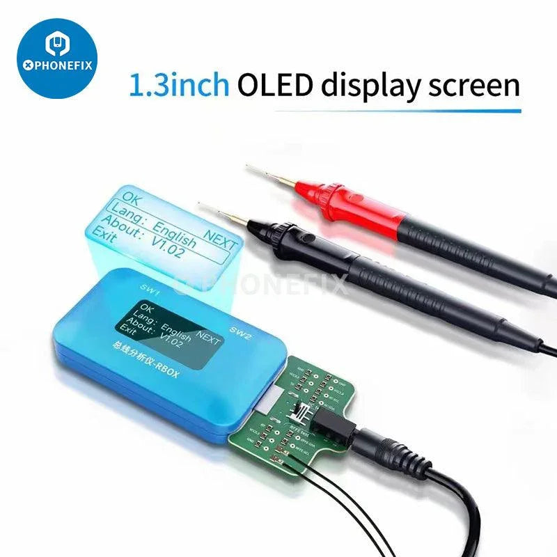 PHONEFIX JC-ID RBOX Analyseur de bus, programmateur téléphonique pour la détection et la réparation des défauts de signal téléphonique, présenté avec l'appareil et les câbles.