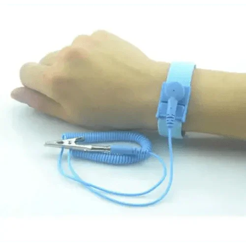 Bracelet antistatique PhoneFix avec câble de décharge ESD pour des réparations électroniques en toute sécurité et une protection contre l'électricité statique.