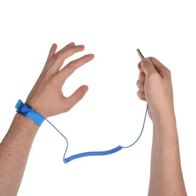 Bracelet antistatique PhoneFix avec câble de décharge ESD pour la protection contre les décharges électrostatiques lors des réparations.