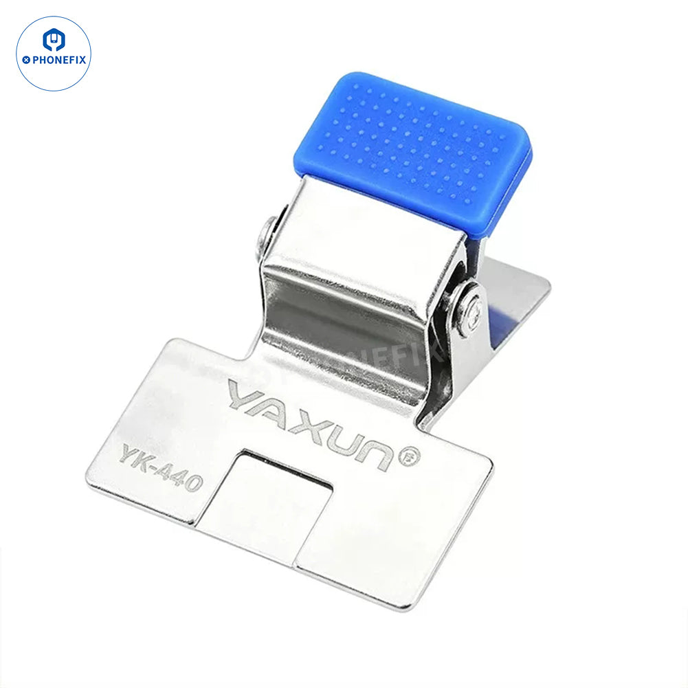 Pinza de reparación de pantallas de teléfono YAXUN para soldadura de cables IC FPC, parte de las herramientas de reparación de pantallas PHONEFIX, mostrada en uso en un dispositivo electrónico.