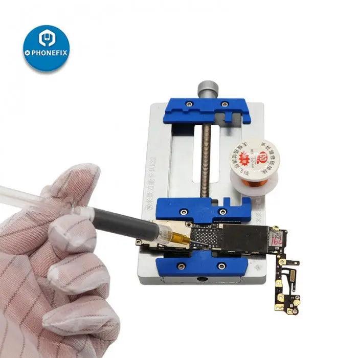 Pâte à souder spéciale pour fil de connexion Mechanic iSm5 3ML pour la réparation de circuits imprimés par PHONEFIX, montrant le récipient de pâte à souder et la zone d'application.