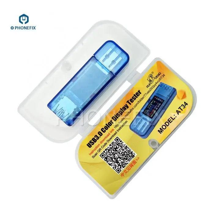 El comprobador de voltaje y amperímetro para cargadores USB PhoneFix AT34 muestra digitalmente el voltaje y la corriente en un dispositivo de prueba de puertos USB.