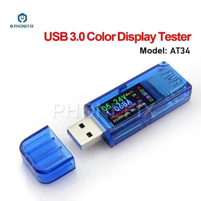 Probador de puertos USB de PHONEFIX que muestra las lecturas de voltaje y corriente en el dispositivo AT34, que incluye voltímetro y amperímetro para cargadores USB.