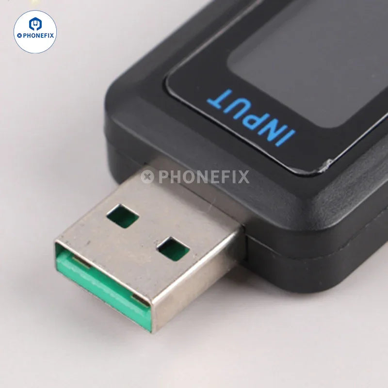Comprobador digital USB Tipo-C de PHONEFIX que muestra las lecturas de voltaje y corriente en un dispositivo compacto para comprobar puertos USB.