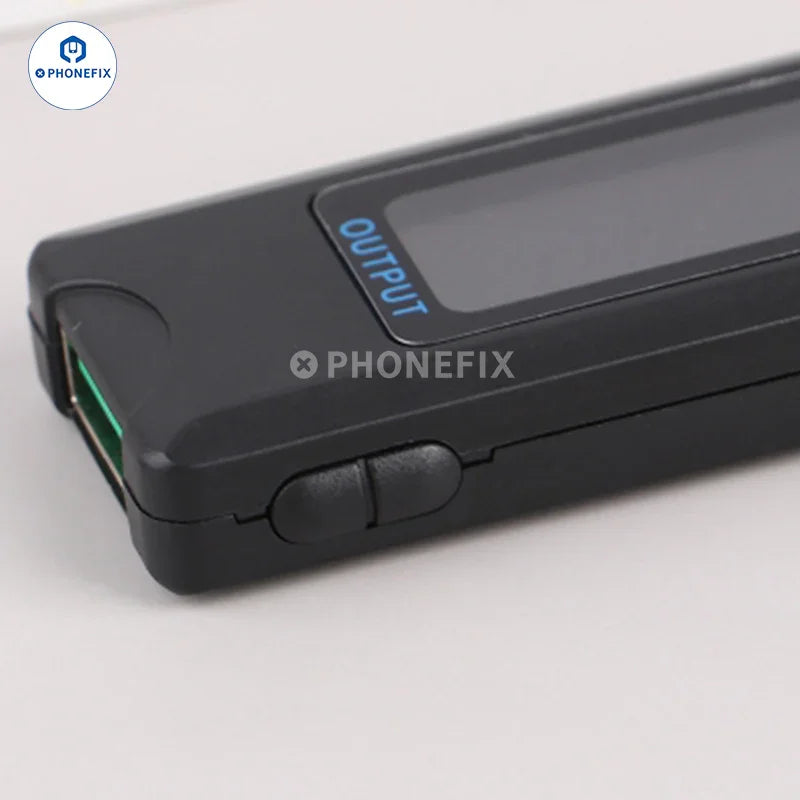 Comprobador digital USB Tipo-C de PHONEFIX que muestra lecturas de voltaje y corriente en su pantalla, utilizado para probar cargadores y puertos USB.