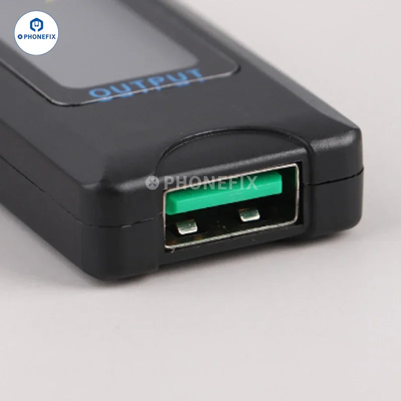 Comprobador digital USB Tipo-C de PHONEFIX que muestra las lecturas de voltaje y corriente en un dispositivo compacto para comprobar puertos USB.