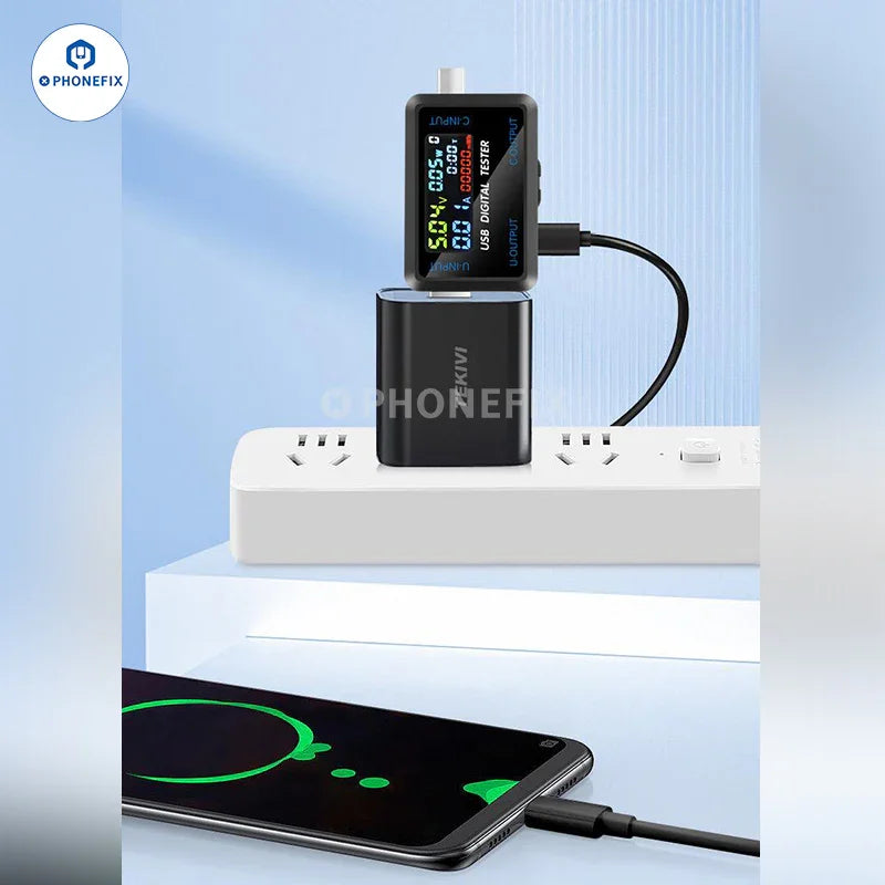 Comprobador digital USB Tipo-C de PHONEFIX que muestra las lecturas de voltaje y corriente en su pantalla, diseñado para probar puertos USB.